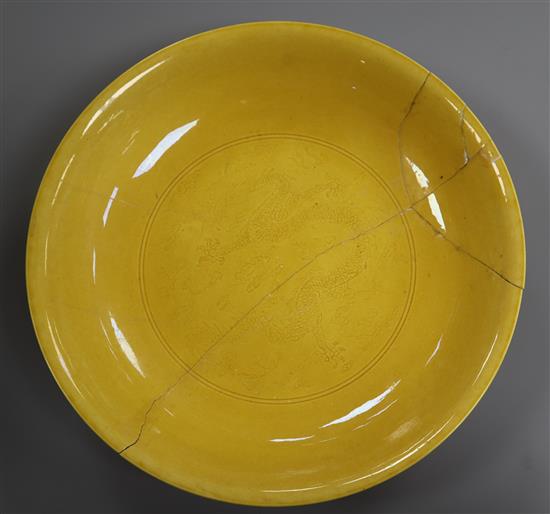 A Chinese yellow ground dragon dish, Yongzheng mark, late 19th/early 20th century 23cm diameter